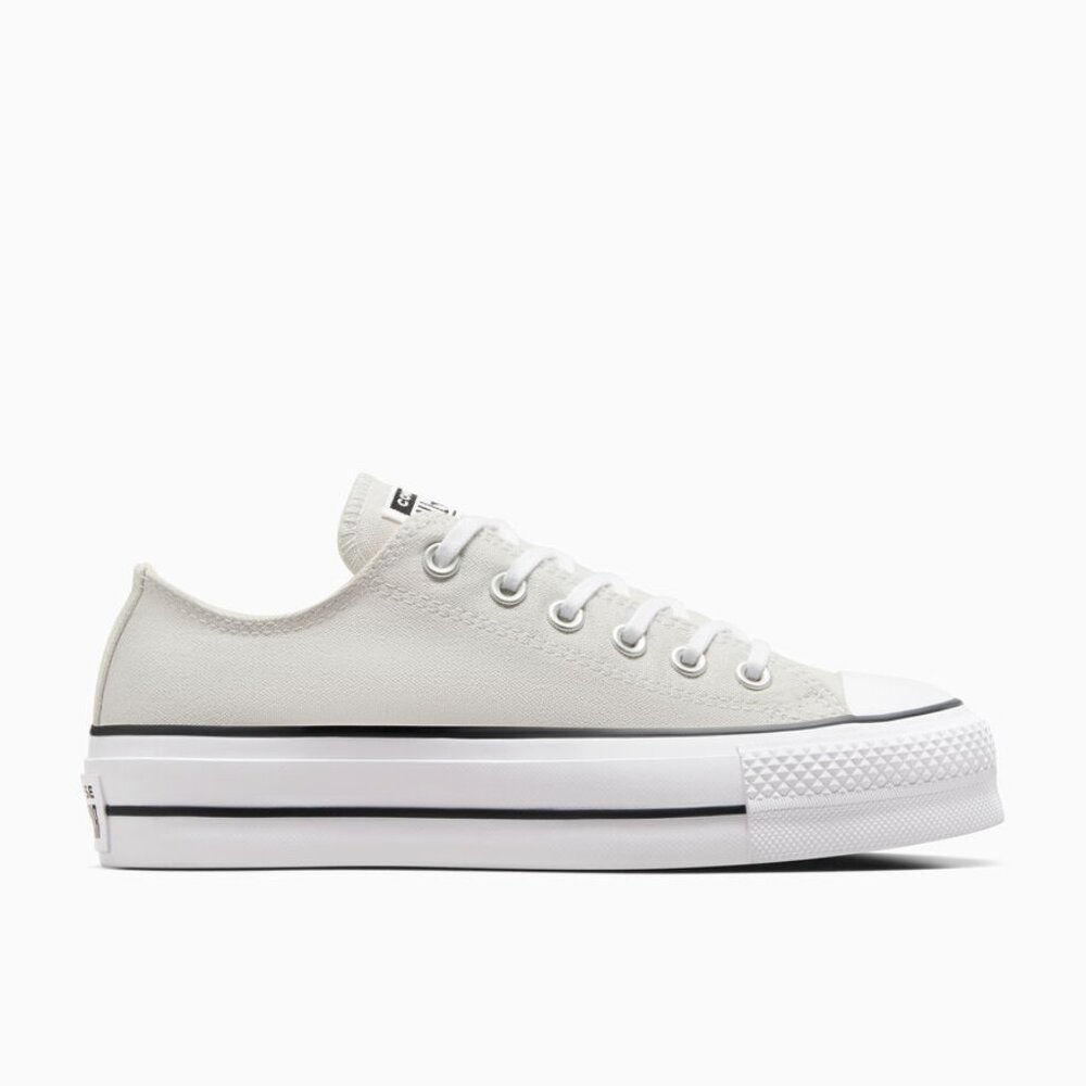 Chuck Taylor All Star Lift Platform Canvas - UNISEX W 8 or M 6 RUN 1 SIZE BIGGER